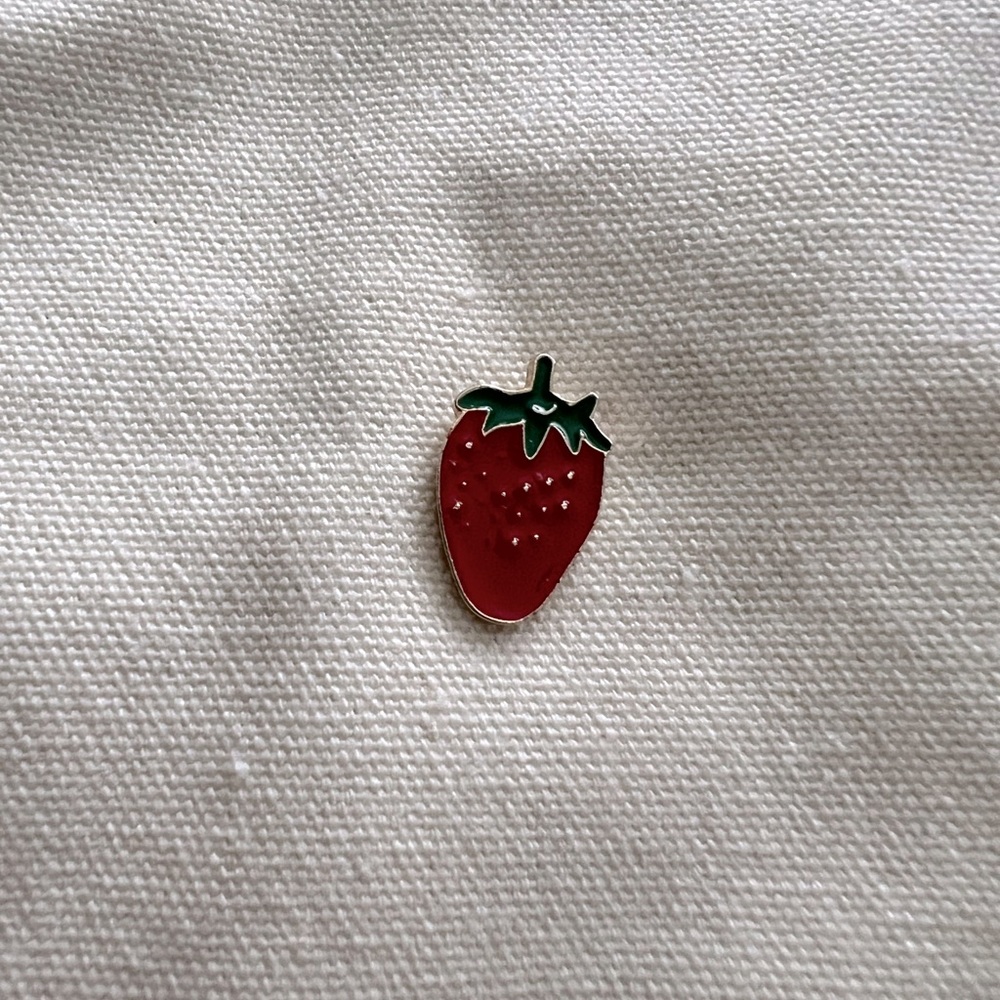 🍓🍓Strawberry pin 🍓🍓